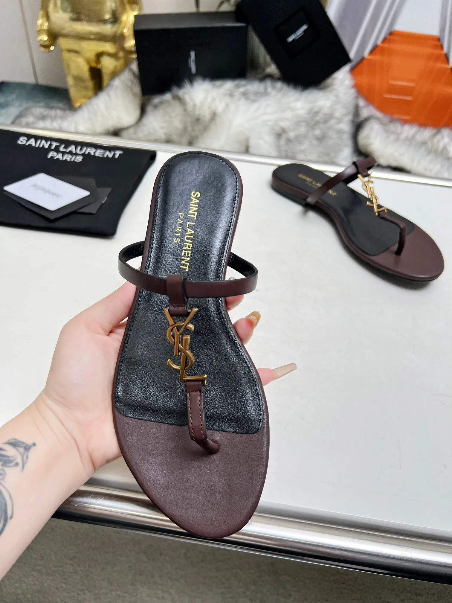 👟👟Ex-factory price 340👟👟 Genuine leather sole +40 Factory number: 5678-2 "Saint Laurent" YSL counter classic flip-flops. High-end customization and top quality. Continuing the family's classic hardware buckle design, it is simple and elegant. The flat 1CM bottom makes it easy for women to control. The unique back buckle design can make the shoes exude a sexy, sweet and feminine look. ▪️Upper: imported grade A cowhide ▪️outsole: Italian cowhide ▪️inner/foot pad: imported sheepskin ▪️heel height: 1cm ▪️size: 35-44 (43 44 customized, non-returnable)